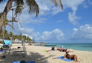 In Strandnähe, weißer Sandstrand, 7 Strandbars