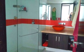 Familienapartment, Mehrere Betten, Nichtraucher | Badezimmer | Dusche, Handtücher