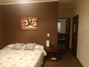 Minibar, caja fuerte, escritorio y wifi gratis