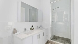 Baignoire, articles de toilette gratuits, serviettes fournies