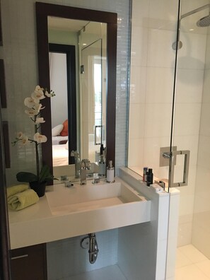 Badekar, hårføner, håndklær og såpe