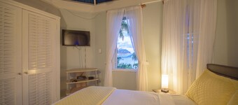 Amazing 2Bd Penthouse w/Roof Top Patio w/Outdoor Shower - Paradise Found