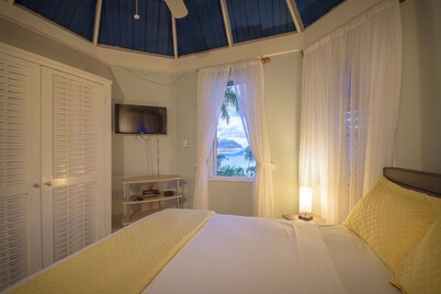 Amazing 2Bd Penthouse w/Roof Top Patio w/Outdoor Shower - Paradise Found
