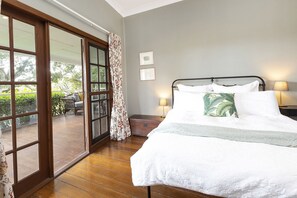 4 bedrooms, desk, iron/ironing board, free WiFi