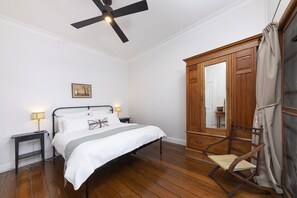 4 bedrooms, desk, iron/ironing board, free WiFi