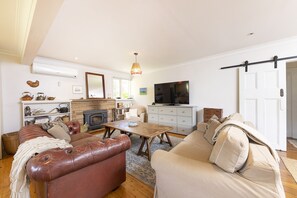Una Smart TV, una chimenea, una mesa de tenis de mesa, libros