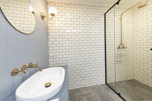 Dusche, kostenlose Toilettenartikel, Haartrockner, Handtücher