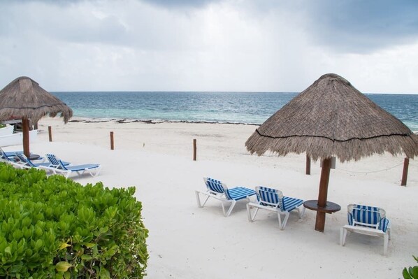 Solstolar och strandhanddukar