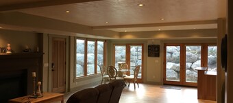 Private Luxury Retreat: In-home Theatre, Hot Tub, Gym, Game Room, and Zebra!