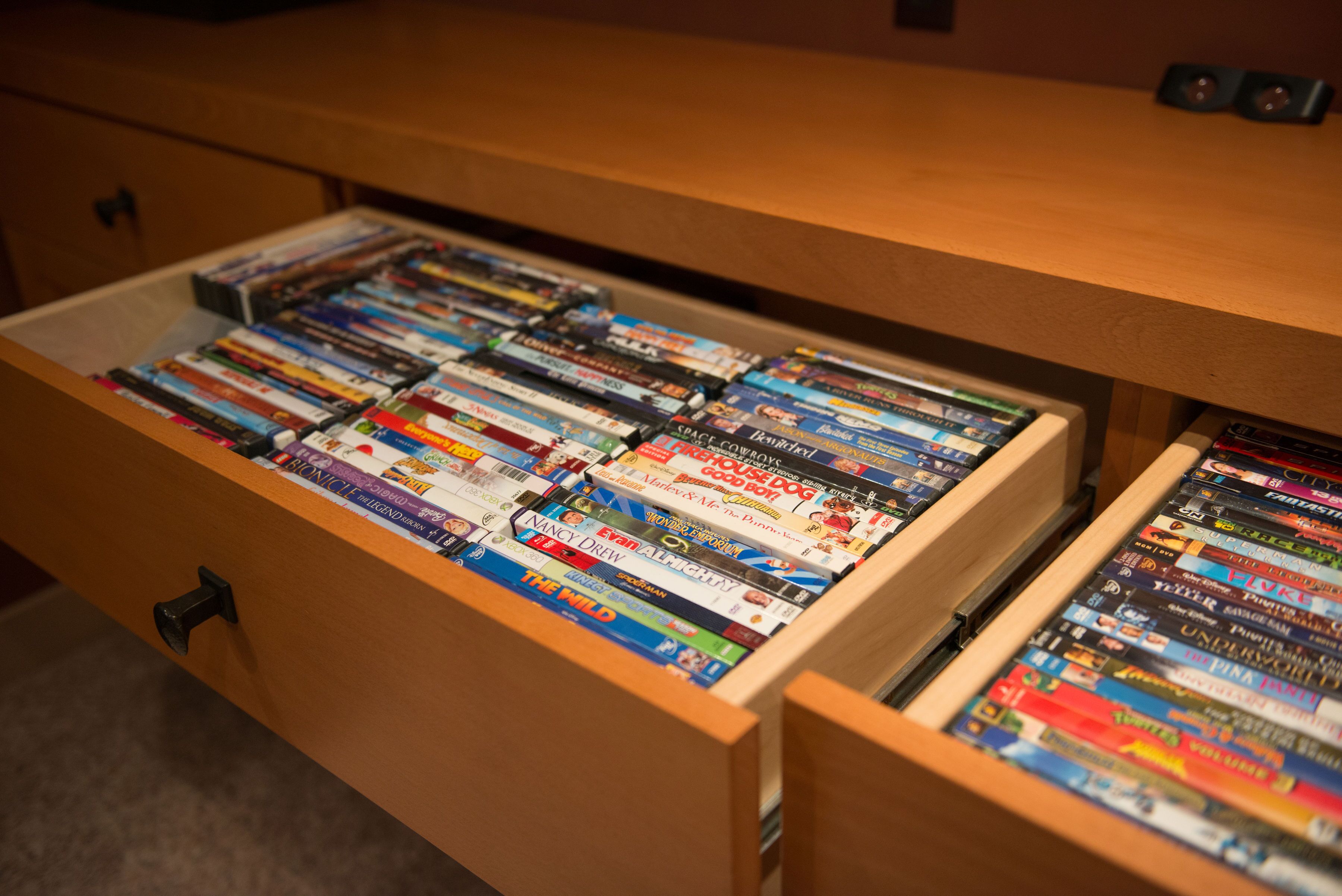 Un cajón con varios DVD y libros.