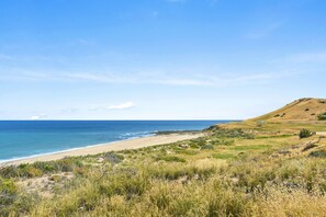 靠近海滩、沙滩椅