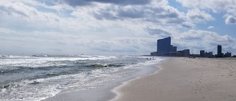 在海滩、沙滩椅、沙滩毛巾