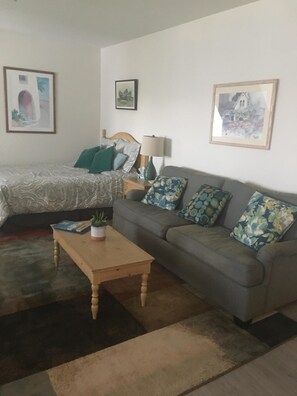 Fernseher, Kamin, DVD-Player, Bücher