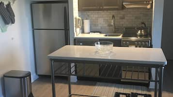 Full-size fridge, microwave, oven, stovetop