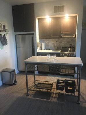 Full-sized fridge, microwave, oven, stovetop