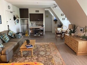 Téléviseur, foyer, lecteur de DVD, livres