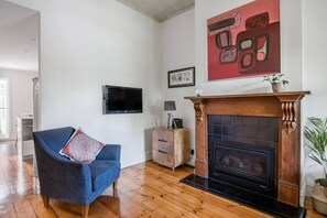 Smart TV, chimenea, Netflix y libros 