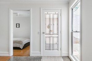 2 habitaciones, escritorio y tabla de planchar con plancha 