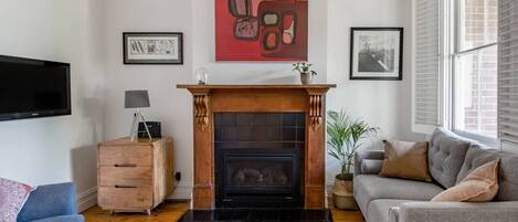 Una Smart TV, una chimenea, Netflix, libros