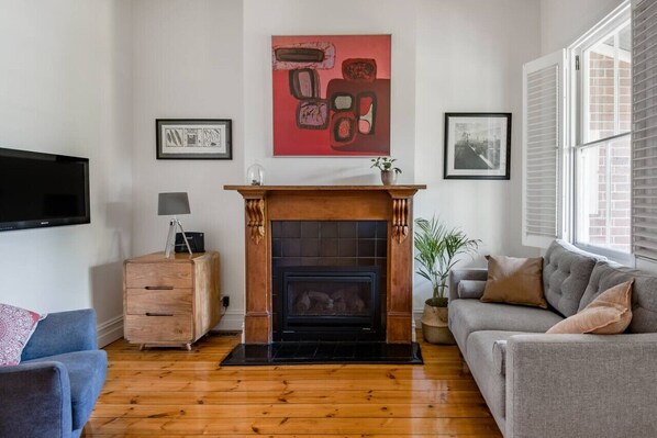 Smart TV, chimenea, Netflix y libros 
