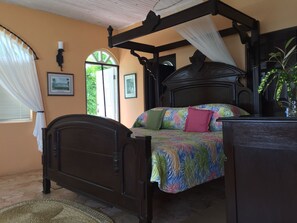 4 bedrooms, in-room safe, iron/ironing board, free WiFi - Ocean side Villa, private pool, private Beach access, full staff (Silver Sands)