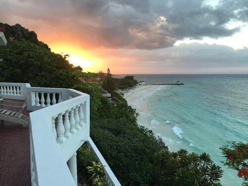 Ocean side Villa, private pool, private Beach access, full staff