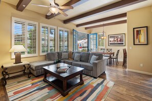 Flat-screen TV, fireplace, Netflix, Hulu