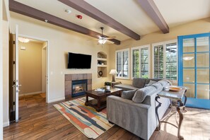 Flat-screen TV, fireplace, Netflix, Hulu