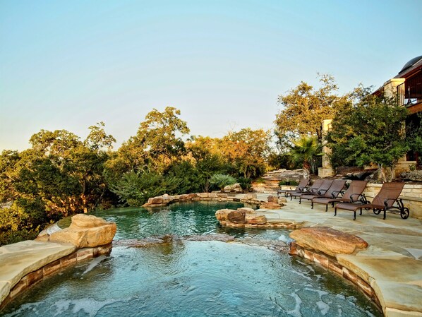 Una piscina al aire libre