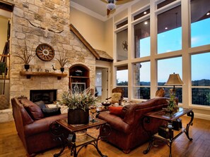 TV connectée, cheminée, table de tennis de table