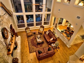 Una Smart TV, una chimenea, una mesa de tenis de mesa