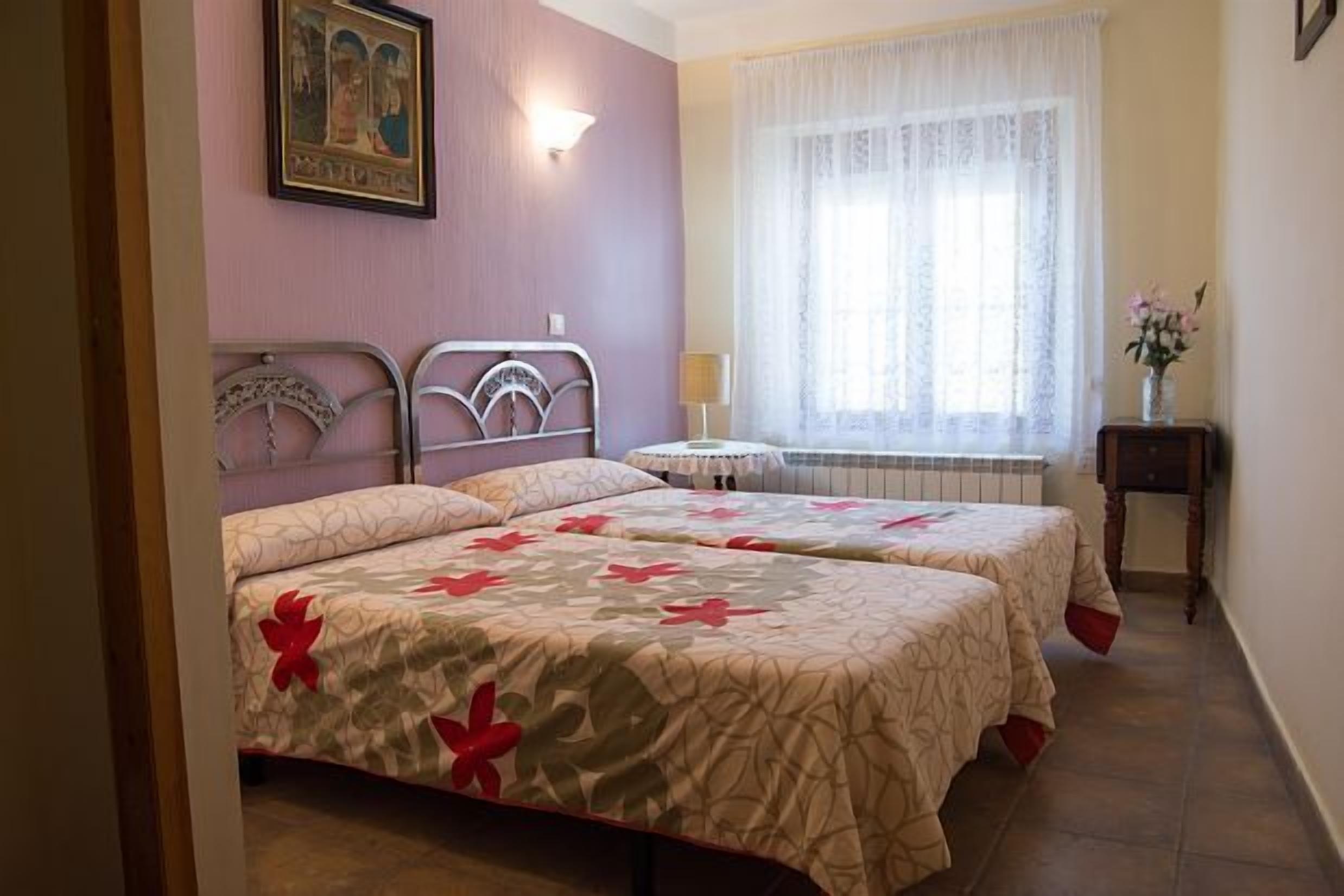 5 slaapkamers, een bureau, een strijkplank/strijkijzer, wifi