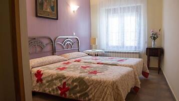 5 slaapkamers, een bureau, een strijkplank/strijkijzer, wifi