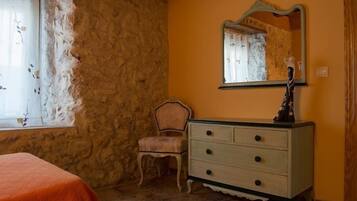 5 bedrooms, desk, iron/ironing board, WiFi