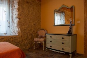 5 habitaciones, escritorio, tabla de planchar con plancha y wifi 