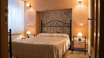 5 bedrooms, desk, iron/ironing board, WiFi