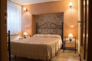 5 Schlafzimmer, Schreibtisch, Bügeleisen/Bügelbrett, WLAN