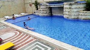 A swimming pool with tiled walls and a patterned floor. - Modern Apartment in Torres del Sunrise (San Andrés)