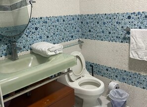 Family Duplex, Multiple Beds, Non Smoking | Bathroom