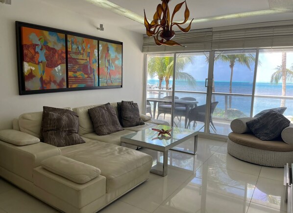 패밀리 듀플렉스, 침대(여러 개), 금연 | 거실 공간 | 위성 채널 시청이 가능한 22인치 LCD TV, TV