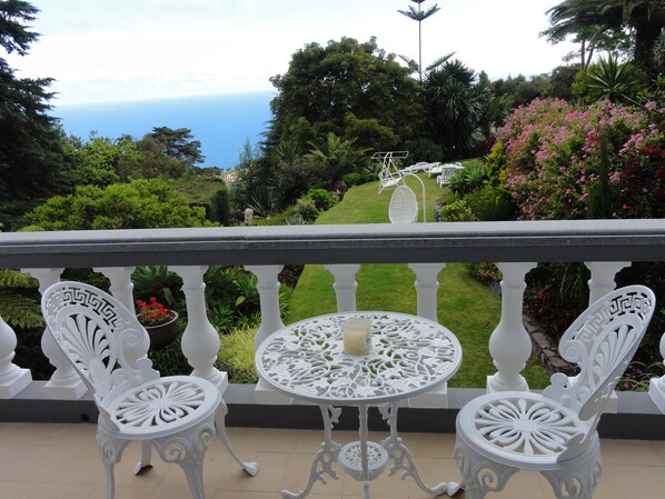 Terrace/patio - Madeiran Quinta with a wonderful 4000 m2 Botanical Garden with private pool (S.Gonçalo)