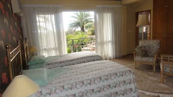 4 bedrooms, iron/ironing board, WiFi, bed sheets
