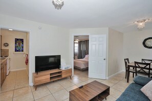 Smart TV - 1BRM/1BA /Intracoastal View Terrace On the Beach and Boardwalk (hollywood)