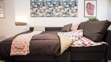 1 habitación, escritorio, tabla de planchar con plancha y cuna de viaje