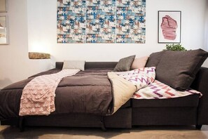 1 dormitorio, escritorio, tabla de planchar con plancha y cuna de viaje