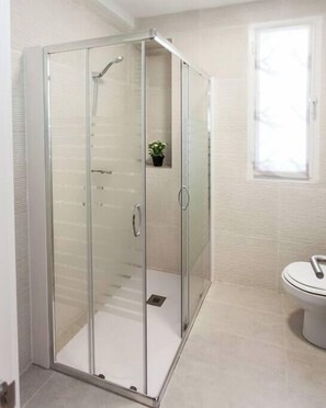 Artículos de higiene personal gratuitos, secador de pelo y toallas