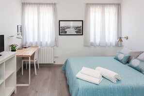 1 makuuhuone, työpöytä, silitysrauta/-lauta, vauvan matkasänky