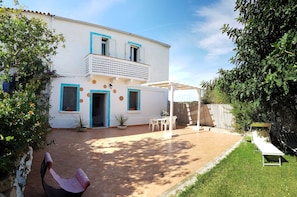 Pergola and garden, side dining room