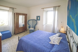 3 bedrooms, iron/ironing board, travel cot, WiFi - Old Gallura house, berth and dinghy rides, strategic location  (San Teodoro)