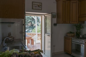 Fridge, microwave, oven, stovetop - Old Gallura house, berth and dinghy rides, strategic location  (San Teodoro)